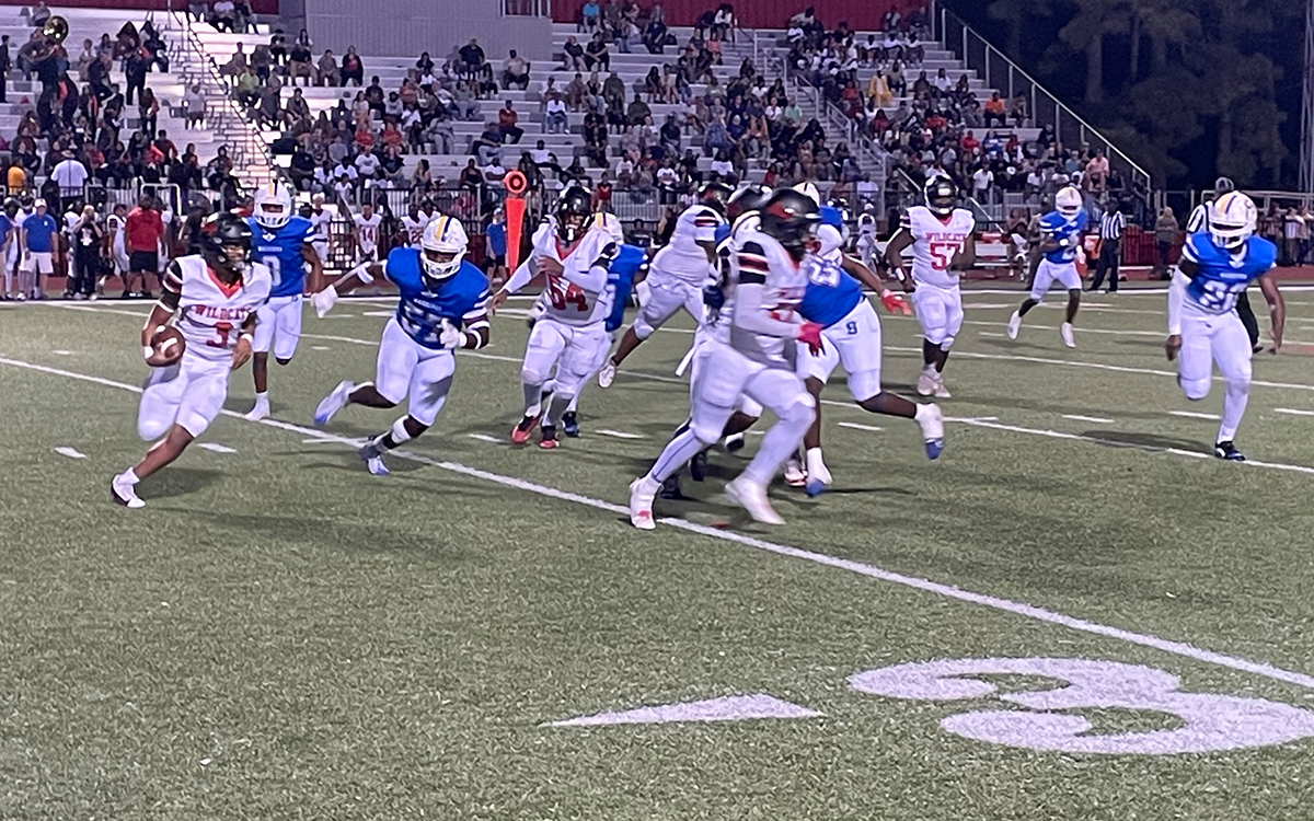 Photo by Floyd Ingram © 2025 Emmerich Newspapers, Inc. Independence quarterback Chantz Gardner (3) runs behind his blocking as a good Independence crowd watches the sweep in the third quarter.